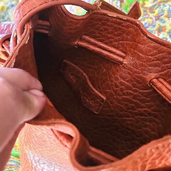 Elegant Tan Leather Crossbody Bag - Picture 6 of 6